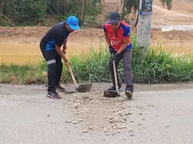 MB encourages people to report potholes on Twitter