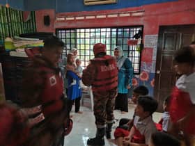 Terperangkap banjir kilat: Bomba selamat 14 kanak-kanak, 5 guru tadika