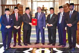 Sultan dipersembah watikah naik taraf Kuis sebagai universiti