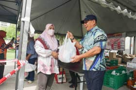 Pandan Indah rep distributes nearly 1,000 shopping vouchers for Deepavali