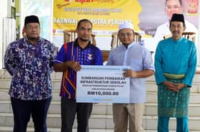 MB hulur sumbangan kepada sekolah, masjid sekitar Sepang