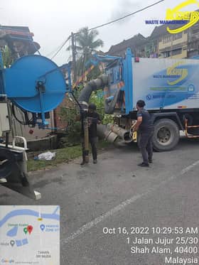 KDEBWM personnel clear drains, collect garbage to prevent repeat of Sri Muda floods