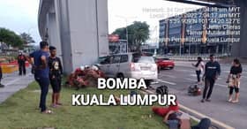 கட்டுப்பாட்டை இழந்த வாகனம் எம்.ஆர்.டி. தூணை மோதியது. இருவர் பலி, மூவர் காயம்