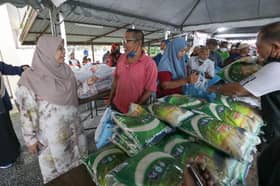 Jualan murah barangan asas Batu Tiga disertai penduduk DUN berhampiran