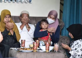 Air mata gembira sambut kepulangan ejen kosmetik diculik ke Thailand