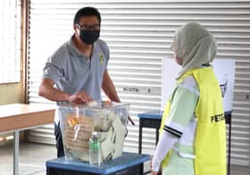 SPR: Dakwaan pakai seluar pendek, selipar tidak dibenar mengundi adalah palsu