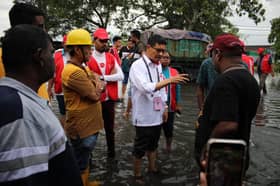 Harapan’s candidate wades through flood to visit affected victims