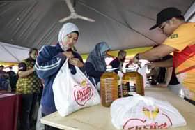 Hujan renyai tidak halang lebih 300 warga Gombak Setia dapatkan barangan murah