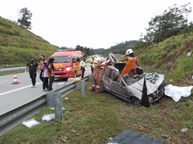 Tiga beradik maut, seorang parah nahas di Lebuhraya Pantai Timur