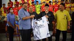 MPKS taja jersi, wang tunai kepada PLD Kuala Selangor