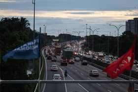 Aliran trafik lebuh raya utama perlahan malam ini