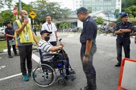 Meski berkerusi roda, anggota polis semangat keluar mengundi awal