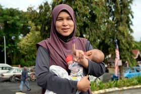 PRU15: Cikgu dalam pantang dukung bayi pergi mengundi