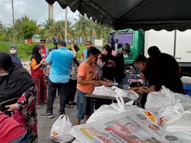 Penduduk Hulu Selangor rebut peluang beli telur sempena program jualan murah