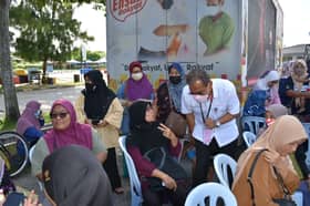 Calon tinjau jualan murah, puji usaha negeri ringan beban rakyat