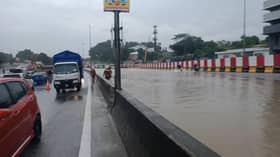 Hujan lebih sejam, longkang tersumbat punca air melimpah ke lebuh raya