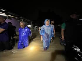 Kempen musim bah: Nurul Izzah berbaju hujan, calon tunda ceramah