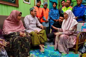 Isteri PM ziarah keluarga tiga beradik maut terkena renjatan elektrik