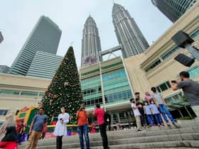 Warga negara lahir Ogos ditawar tiket percuma lawat Menara Berkembar Petronas