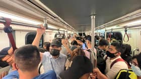 Anthony Loke bersesak dalam LRT waktu puncak, tekad tambah baik pengangkutan awam