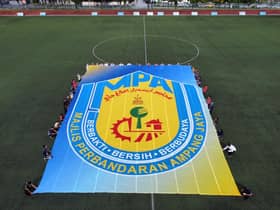 Kibar bendera logo MPAJ di Gunung Kinabalu sambut ulang tahun ke-30