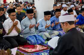 PM receives warm welcome at nostalgic Masjid Kampung Melayu Majidee