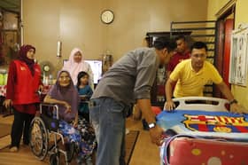 Lima pesakit warga emas sekitar DUN Tanjung Sepat terima bantuan