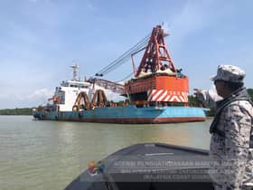 Bersauh tanpa kebenaran, kapal kren ditahan di Pulau Indah