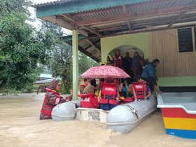 PPS penuh, dua keluarga pilih berteduh dalam kereta, lori