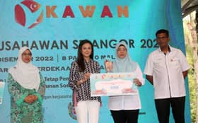 Tengku Permaisuri ramah mesra bersama peniaga di Fiesta PLATS