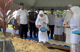 Johor Permaisuri visits grave of child who died from suspected abuse