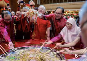 PM Anwar happy to be back at Wisma MCA for CNY gathering