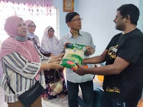 Keluarga kurang berkemampuan DUN Hulu Kelang terima bantuan wang tunai, barang keperluan