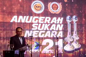 Anwar kongsi pengalaman dengan pengurus legenda pasukan Manchester United