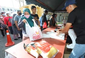 Suri rumah sanggup beratur lebih sekali, bantu beli barangan murah untuk kakak, jiran