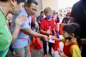 MB generously hands out ‘ang pows’, oranges to Chinese community for Chinese New Year