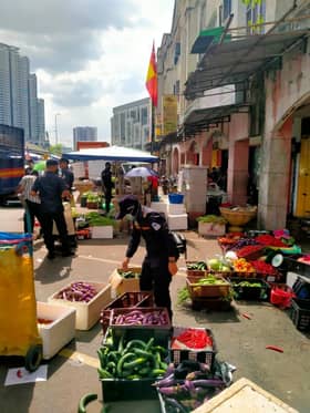 Pasar Selayang diserbu, 108 warga asing enam negara ditahan