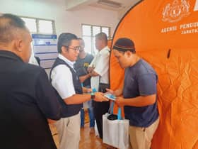 MBI visits Gombak fire victims, hands over cash aids