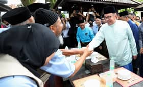 PM Anwar receives warm welcome at Masjid Dato' Klana Petra Mohd Yusof