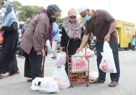 Penduduk beratur seawal 7 pagi, beli barang dapur pada harga murah
