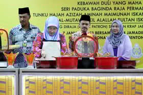 Permaisuri Agong lancar pes asam pedas dihasil penghuni penjara