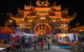 10,000 red-silk lanterns draw crowd to Jalan Raja Uda