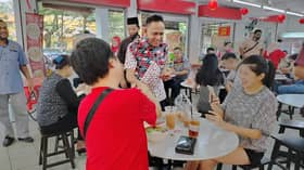 Penyelaras DUN Gombak Setia edar limau, angpau kepada 150 penduduk Tionghoa