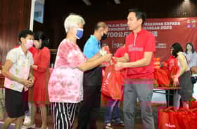 700 keluarga dapat beg makanan sempena Tahun Baharu Cina