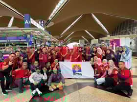 MPSepang personnel climb Mt Kinabalu peak to promote Selangor batik