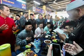 MB iringi PM nikmati nasi ayam hainan sebelum solat Jumaat di Sepang