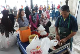 Penduduk tawar khidmat potong ayam di jualan murah DUN Taman Medan