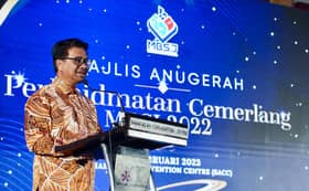 Always prioritise professionalism, put people first, Selangor civil servants told