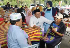 Warga emas terharu MB, isteri singgah sarapan di warung roti canainya
