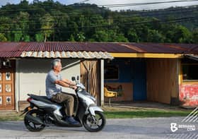 Agong visits Kampung Tekek Jetty